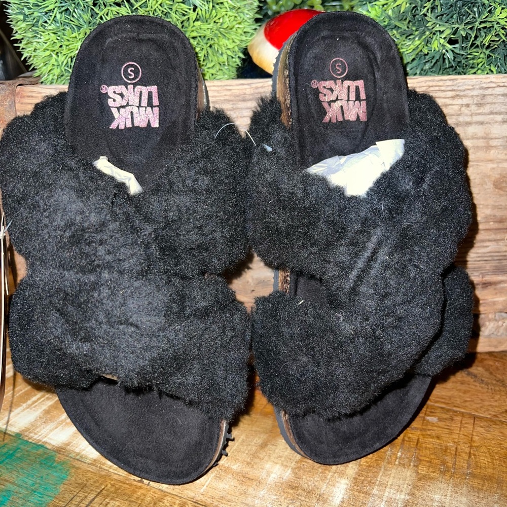 Muk Luks black fuzzy slippers/slides. SZ. S-5/6. NWT - Picture 3 of 8